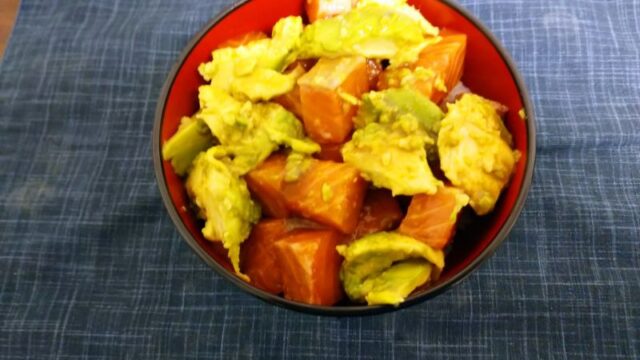 サーモンアボカド丼
